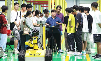 中国矿业大学信控学院人工智能专业师生百余人莅临鑫科机器人参观学习